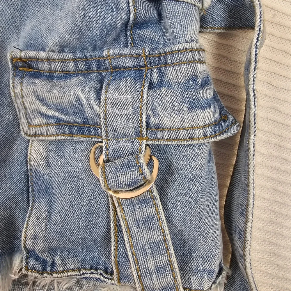 Kaylee Kollection Denim Shorts Medium Wash Cargo Pocket Frayed HemUtility Blue M